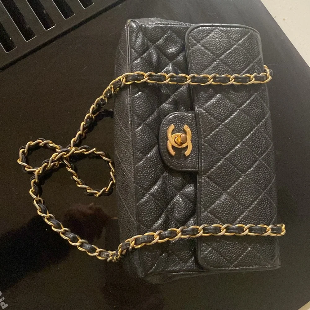 Classic 8.5x6 CHANEL®️CAViAR bag with gold chain to wear crossbody or shoulder. - Picture 6 of 11
